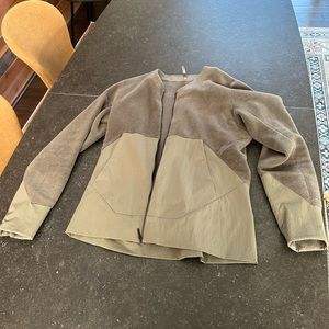 Arc’teryx Veilance lightweight with bottom 1/2 fleece in olive green